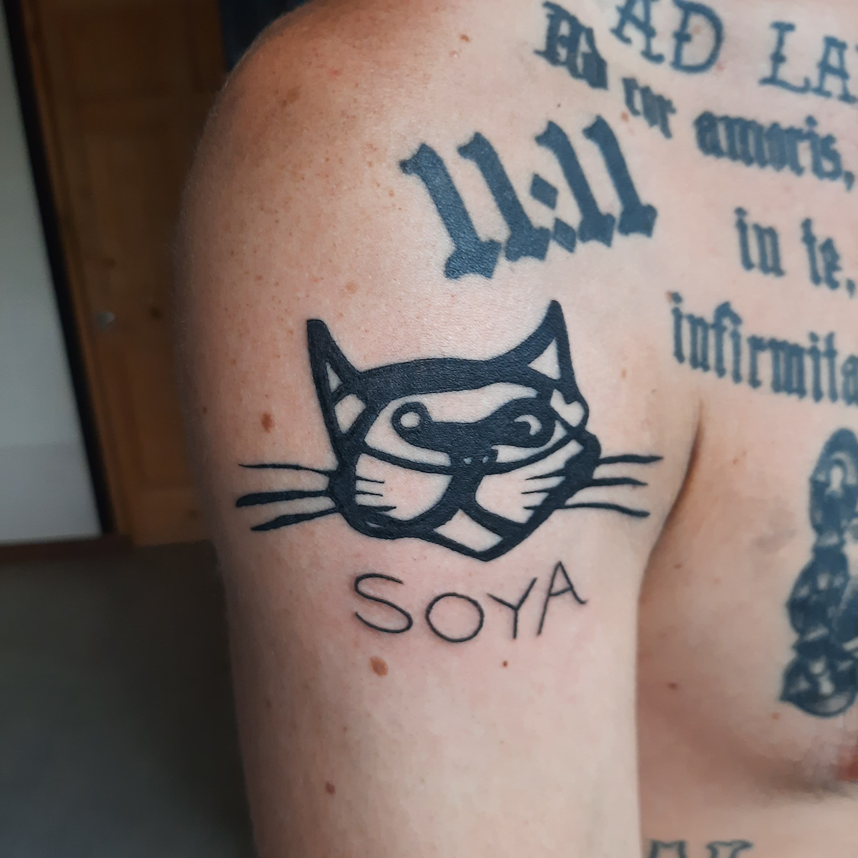 neo-traditional fine line tattoo by Tommy Lovold at Lucky Dogs Tattoo Santa Teresa, Costa Rica (photo 1)